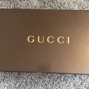 Gucci heels with open tie and gold buckle